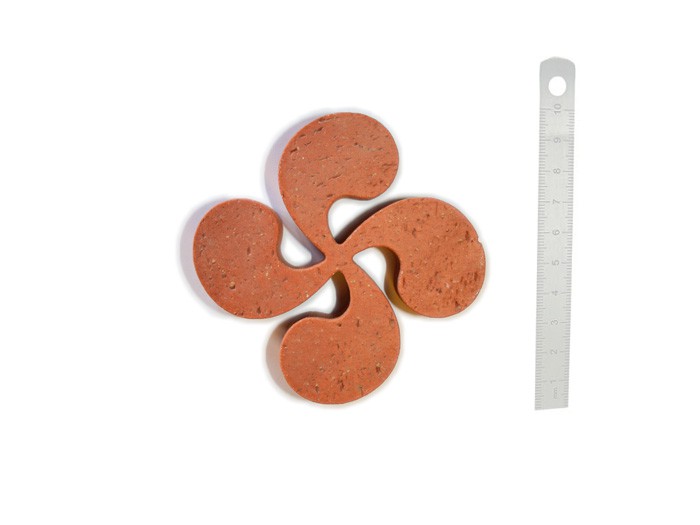Croix Basque en terre cuite 10cm ép.2cm Rosé-Rouge Modelé Vieilli Main