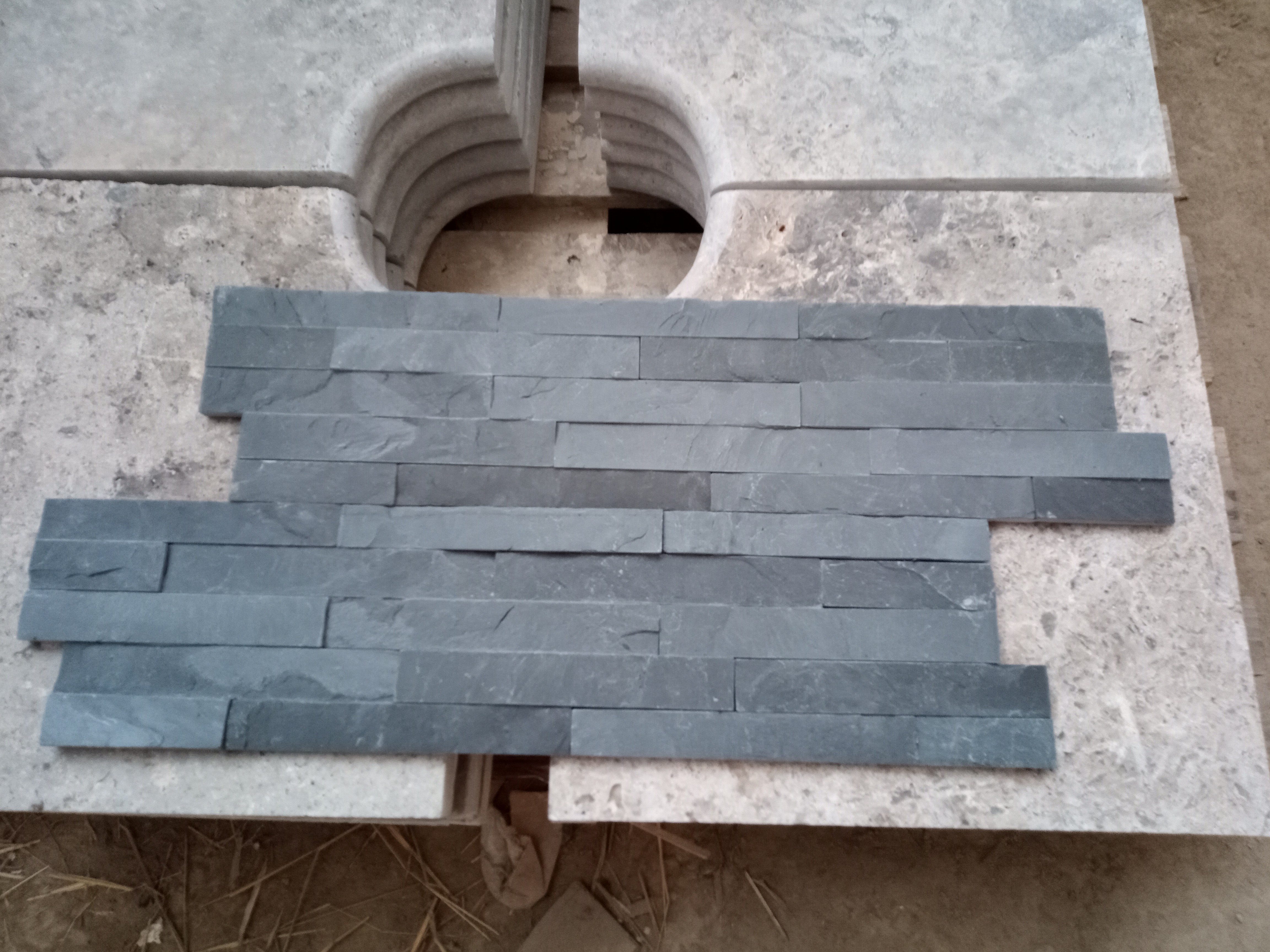 Plaquettes de parement Ardoise Noire 600x150x12 à 20 mm